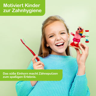Ein Kind in einem blauen Pullover hält eine rote Zahnbürste in der rechten Hand und eine bunte Einhornfigur mit einer Sanduhr in der linken Hand. Der Hintergrund ist hellgrün. Auf dem Bild steht: „Motiviert Kinder zur Zahnhygiene“ und „Das süße Einhorn macht Zähneputzen zum spaßigen Erlebnis“.