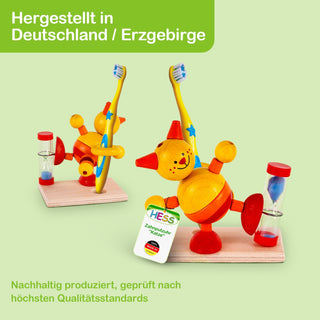 Produktabbildung der Zahnputzuhr „Katze“ der Marke HESS. Die Uhr wurde nachhaltig im Erzgebirge in Deutschland hergestellt und nach höchsten Qualitätsstandards geprüft. Der Text im Bild hebt die Herkunft und Qualität des Produkts hervor.