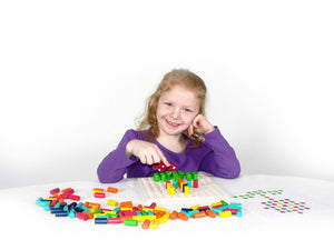 Kind spielt mit dem Farbensteckspiel