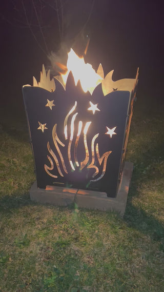 Hier ist eine Filmaufnahme zur klappbaren Feuerschale aus Stahl mit Flammenmotiv in Aktion. Video 1.