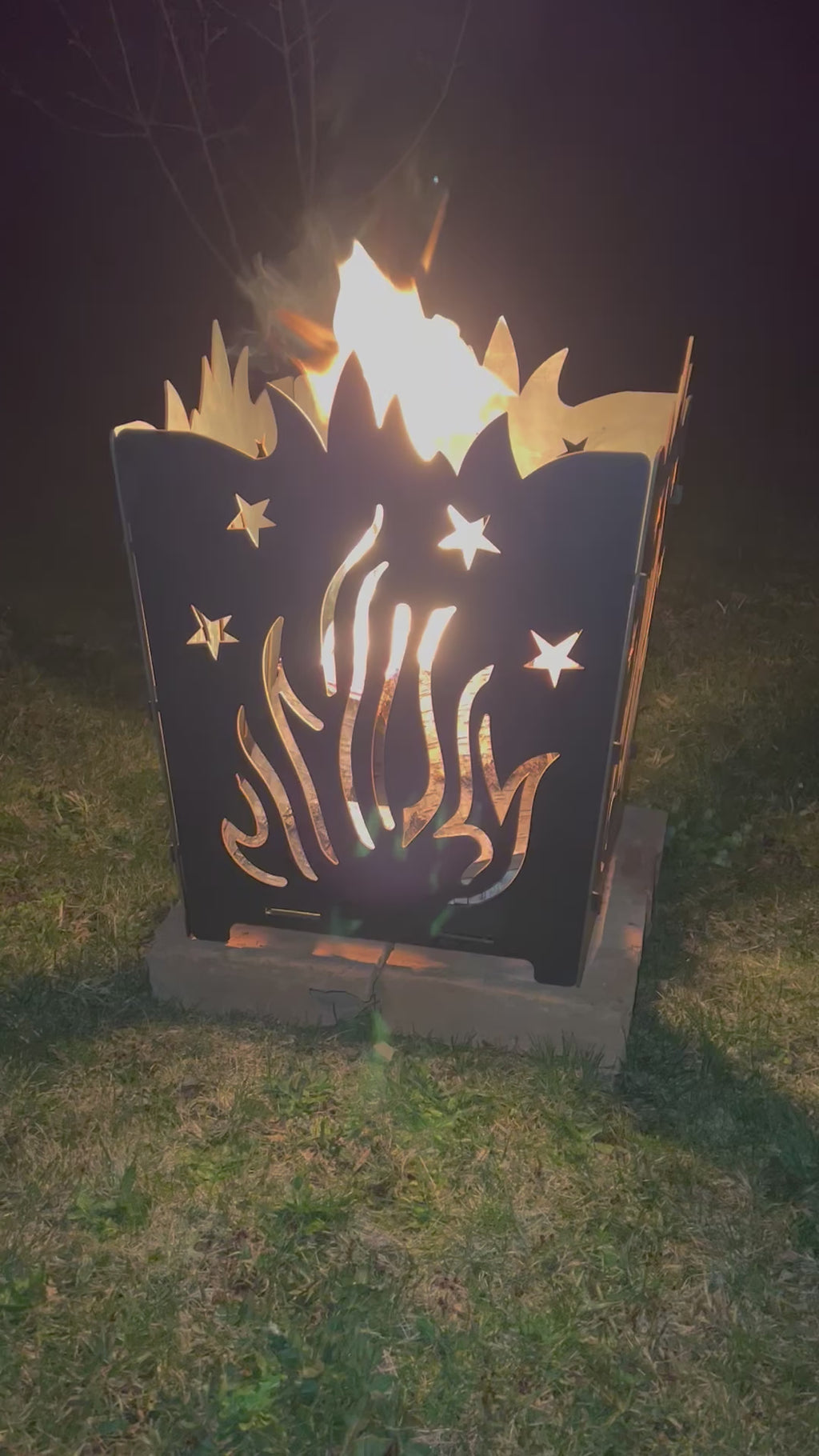 Hier ist eine Filmaufnahme zur klappbaren Feuerschale aus Stahl mit Flammenmotiv in Aktion. Video 1.
