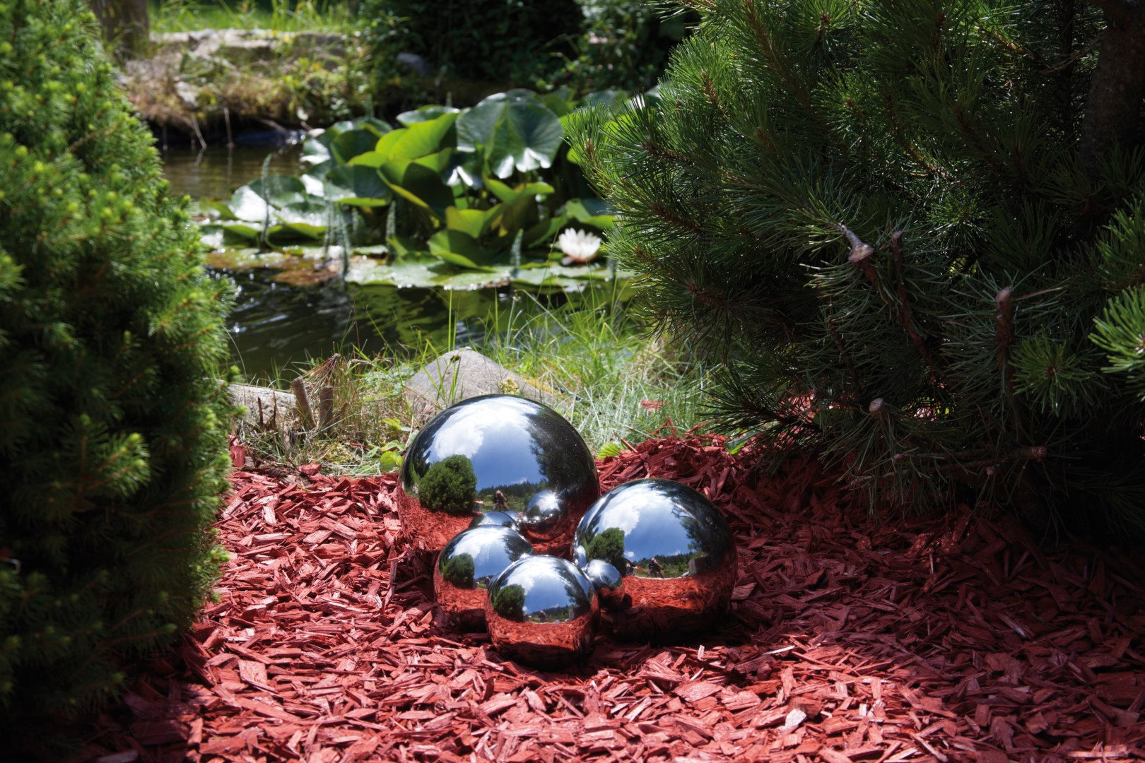 Floating balls made of polished stainless steel