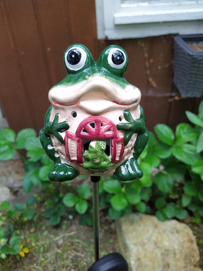 solarbetriebener LED Gartenstecker mit Keramik-Frosch als Figur–  saico-seiffen