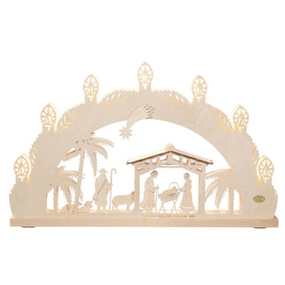 LED-Schwibbogen „Christi Geburt“ aus naturfarbenem Holz mit filigraner Krippenszene. Das Motiv zeigt Maria und Joseph an der Krippe mit dem Jesuskind, einen Hirten mit Schafen sowie Palmen und den Weihnachtsstern. Sieben LED-Kerzen sorgen für warmes Licht und verleihen dem 52 cm breiten Schwibbogen eine besinnliche, festliche Atmosphäre.