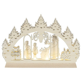 LED-Schwibbogen Mini „Weihnachtsmann“ aus naturfarbenem Holz mit winterlicher Weihnachtsszene. Das Motiv zeigt den Weihnachtsmann mit Geschenkesack, zwei Kinder, einen Schlitten und einen geschmückten Tannenbaum, umrahmt von stilisierten Tannen. Die integrierte LED-Beleuchtung sorgt für warmes, stimmungsvolles Licht. Der 24 cm breite Mini-Schwibbogen ist eine festliche Dekoration für Fensterbank, Regal oder Tisch.
