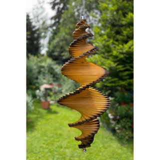 Holz‑Windspiel in Naturfarben mit spiralförmiger Form, fein geschichtete Holzlamellen mit dunklen Kanten, frei hängend im Garten vor grünem Rasen und Bäumen, sanft drehend im Außenbereich.