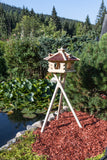 XXL-Vogelhaus aus Holz mit braunem Dachpappen-Schindeldach
