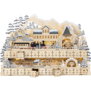 Naturfarbener Adventskalender aus Holz, mit LED-Beleuchtung. Kann mit Batterie oder Trafo betrieben werden. Die 24 Holzkästchen sind auf zwei Ebenen verteilt. Auf der unteren Ebene befindet sich das Berkwerk mit den Bergleuten. Auf der oberen Ebene befindet sich der Bahnhof. Verziehrt ist der Adventskalender mit beschneiten Bäumchen und einer Berglandschaft._2