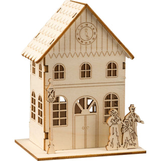 Bastelsatz aus Holz mit dem Motiv eines Stadthauses. Im Giebel befindet sich eine Uhr und vor dem Haus eine Laterne und eine Familie.