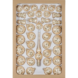 Weihnachtsbaumschmuck 39-teilig in eislack-gold. Das Set besteht aus mundgeblasenem und handdekoriertem Glas, was für höchste Qualität und Handwerkskunst steht. Der Lieferumfang umfasst eine Spitze von 26 cm, sechs Glocken à 6 cm, zehn Kugeln à 5 cm, zwölf Kugeln à 6 cm und zehn Kugeln à 7 cm.
