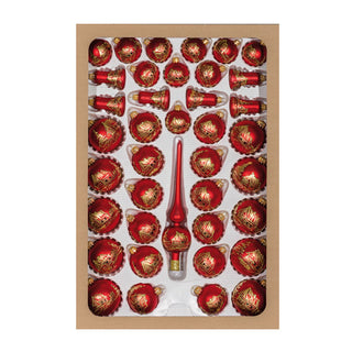 Weihnachtsbaumschmuck 39-teilig in Rot-Gold. Das Set besteht aus mundgeblasenem und handdekoriertem Glas, was für höchste Qualität und Handwerkskunst steht. Der Lieferumfang umfasst eine Spitze von 26 cm, sechs Glocken à 6 cm, zehn Kugeln à 5 cm, zwölf Kugeln à 6 cm und zehn Kugeln à 7 cm.