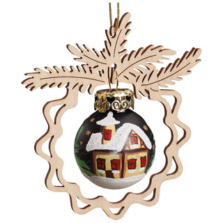 Christbaumschmuck "Stille Nacht" zeigt eine dekorative Kugel mit einer handgemalten Winterlandschaft: ein schneebedecktes Haus mit Fenstern und Türen, sowie Tannenbäume. Die Kugel hängt in einem filigranen Holzrahmen in Form von Tannenzweigen und ist mit einer goldenen Aufhängung versehen.