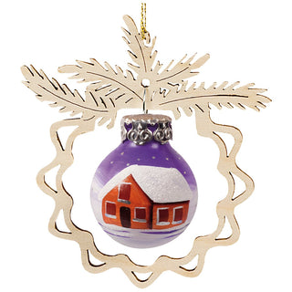 Christbaumschmuck "Winterhaus" zeigt eine lila Kugel mit einem handgemalten roten Haus, dessen Dach von Schnee bedeckt ist. Weiße Punkte symbolisieren fallenden Schnee. Die Kugel hängt in einem filigranen Holzrahmen mit Tannenzweig-Motiv.