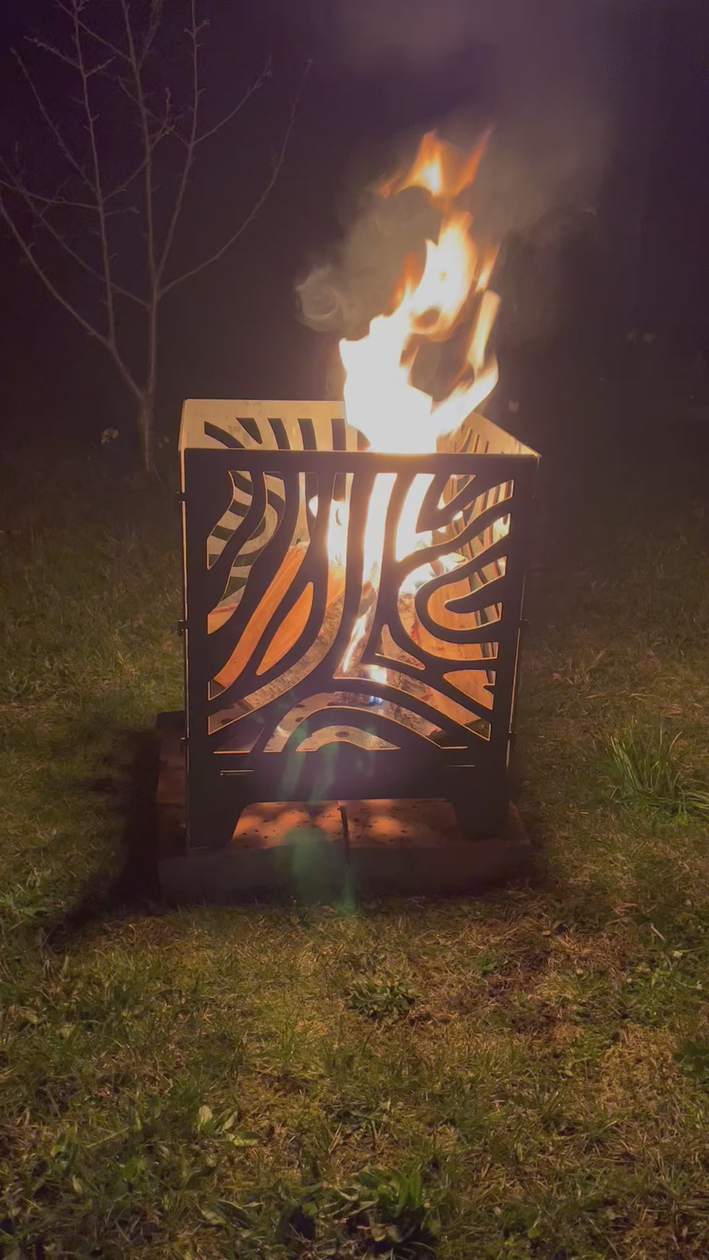 Hier ist eine Filmaufnahme zum klappbaren verschnörkelten Stahlfeuerwürfel in Aktion. Video 1.