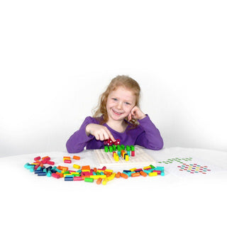 Farbensteckspiel aus Holz in dunklen, Farben, zerlegt_2