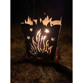 Diese klappbare Feuerschale aus Stahl mit einem Flammenmotiv ist ein wunderschönes und praktisches Accessoire für den Garten oder die Terrasse. Hiermit kann man wunderbare warme Sommerabende genießen. Hier ist die Feuerschale in Aktion zu sehen. Bild 1.