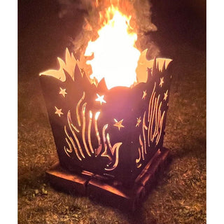 Abgebildet ist hier eine klappbare Feuerschale aus Stahl mit einem Flammenmotiv. Es handelt sich um ein wunderschönes und praktisches Accessoire für den Garten oder die Terrasse. Hier ist die Feuerschale in Aktion zu sehen. Bild 2.