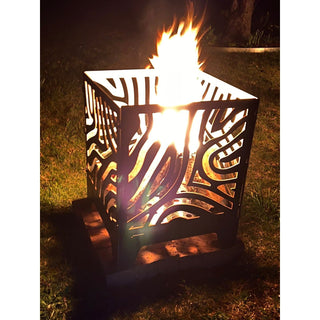 Dieser klappbare  und offen verschnörkelte Feuerwürfel aus Stahl ist ein wunderschönes und praktisches Accessoire für den Garten oder die Terrasse. Damit kann man wunderbare warme Sommerabende genießen. Hier ist der robuste Stahlwürfel in Aktion zu sehen. Bild 1.