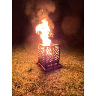 Dieser klappbare und offen verschnörkelte Stahlfeuerwürfel ist ein wunderschönes und praktisches Accessoire für den Garten oder die Terrasse. Hiermit kann man wunderbare warme Sommerabende genießen. Zu sehen ist der robuste Stahlwürfel in Aktion. Bild 2.