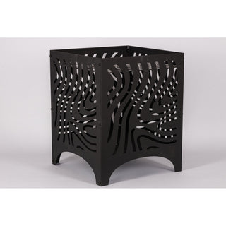 Das Bild zeigt eine schwarze Metall-Feuerschale mit dekorativen Ausschnitten in einem wellenförmigen Muster. Neben der Feuerschale befindet sich ein abnehmbarer Metall-Grillrost, der zum Kochen über dem Feuer gedacht ist. Die Feuerschale hat eine offene Oberseite und steht auf vier Beinen._ohne Holz