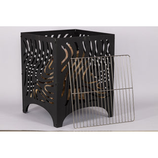 Das Bild zeigt eine schwarze Metall-Feuerschale mit dekorativen Ausschnitten in einem wellenförmigen Muster. Neben der Feuerschale befindet sich ein abnehmbarer Metall-Grillrost, der zum Kochen über dem Feuer gedacht ist. Die Feuerschale hat eine offene Oberseite und steht auf vier Beinen._2