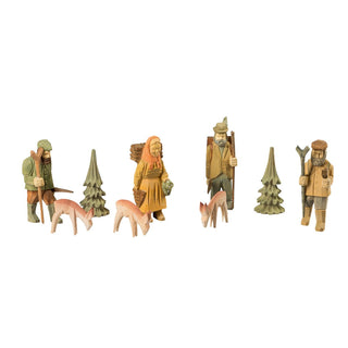 Das 9-teilige Set besteht aus drei männlichen und einer weiblichen Waldarbeiterfigur, zwei Tannenbäumen und drei kleinen Rehen. Das dezent farbig bemalte Figurenensemble ist sehr detailgetreu und lebensecht ausgearbeitet.