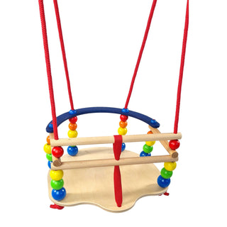 Gitterschaukel aus Holz, naturfarben mit knallig bunten Akzenten und rotem Strick