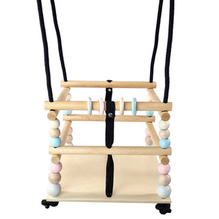 Gitterschaukel aus Holz mit natur-pastellfarbenen Elementen und schwarzen Strick