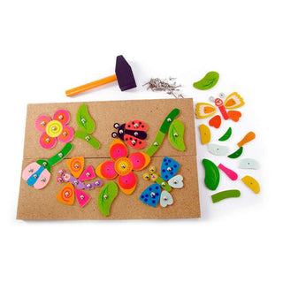 Hammerspiel aus Holz und Kork mit bunten Blumen, Käfer und Schmetterlingen
