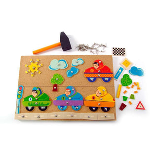 Hammerspiel aus Holz und Kork mit bunten Rennfahrer-Motiven