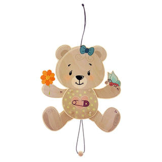 Hampelmann aus Holz mit niedlichem Bärchen-Motiv. das Bärchen hlt in der einen hand einen Schmetterling und in der anderen eine Blume.