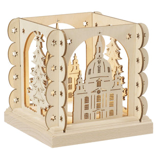 Diese kleine Laterne ist in 6 verschiedenen Motiven erhältlich. Man sieht hier die Stadt Dresden zur Weihnachtszeit. Ein festlicher Weihnachtsbaum und die Dresdner Frauenkirche werden vom Teelicht wunderbar erhellt. Bild 4.