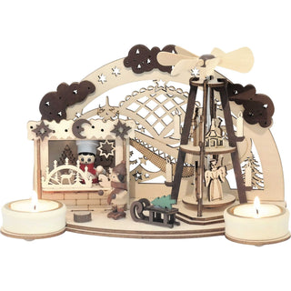 Naturfarbener Teelichthalter für 2 Teelichte. Vor dem weihnachtlich gestalteten Bogen befindet sich eine Weihnachtsmarktbude und eine Weihnachtspyramide