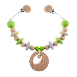 Kinderwagenkette aus Holz, mit 2 Clipverschlüssen, naturfarbenen Greifling in der Mitte und Kugeln in natur und grün