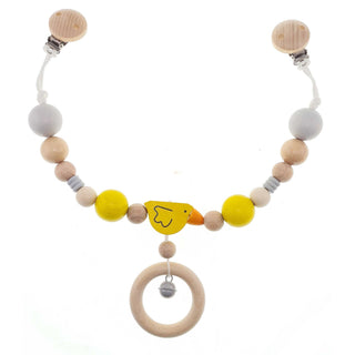 Kinderwagenkette aus Holz mit 2 Clipverschlüssen, Glöckchen und Greifring in der Mitte und einem gelben Küken
