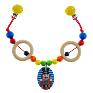 Kinderwagenkette aus Holz, mit 2 gelben Cipverschlüssen, einem farbig bedruckten Nussknacker in der Mitte, 2 naturfarbenen Greiflingen und bunte Kugeln