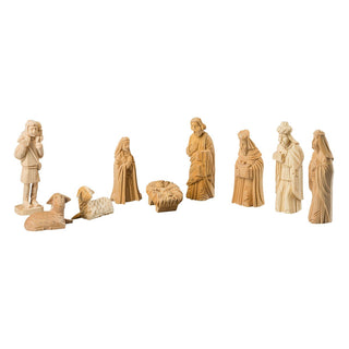 Dieses eindrucksvolle, aus Holz von Hand geschnitzte Set besteht aus neun detailgetreuen Figuren: Maria und Josef, Jesus in der Krippe, den Heiligen Drei Königen, einem Schäfer und zwei Schafen. Die Figuren sind aus hochwertigem Lindenholz gefertigt und bestechen durch ihre lebensechte Gestaltung.