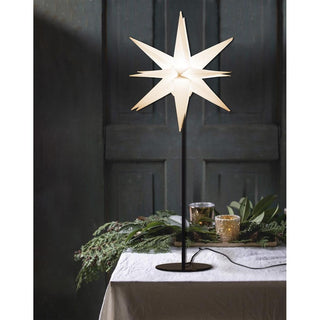 Die Lampe umfasst einen weißen Adventsstern mit LED-Beleuchtung und einem schwarzen Metallfuß. Der Stern hat einen Durchmesser von ca. 35 cm und die Gesamthöhe beträgt ca. 60 cm._2