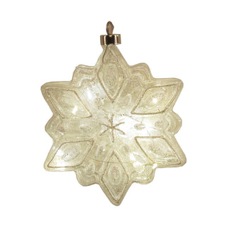 Diese beleuchtete Kristall-Schneeflocke&nbsp;aus Glas lässt sich dank des Aufhängers super an Regalen oder Schränken platzieren. Der eingebaute Timer und der Batteriebetrieb sorgen für eine möglichst einfache Handhabung. Der Durchmesser&nbsp;der LED Schneeflocke Beträgt ca. 15 cm.