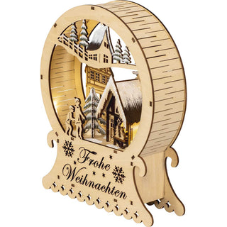 LED Diorama "Frohe Weihnachten". Das Diorama hat die Form einer Schneekugel. In dem Diorama befindet sich ein Weihnachtsdorf mit Kindern. Die Landschaft ist beschneit. Auf dem Sockel sind zwei Schneeflocken und es steht "Frohe Weihnachten" geschrieben._3