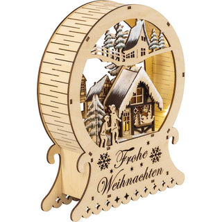 LED Diorama "Frohe Weihnachten". Das Diorama hat die Form einer Schneekugel. In dem Diorama befindet sich ein Weihnachtsdorf mit Kindern. Die Landschaft ist beschneit. Auf dem Sockel sind zwei Schneeflocken und es steht "Frohe Weihnachten" geschrieben._2