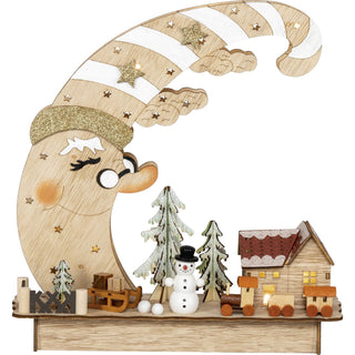 Farbiges Diorama aus Holz mit LED-Beleuchtung, batteriebetrieben und mit Timer. Das Diorama besteht aus einem schlummernden Mond auf einem Sockel. Auf dem Sockel befindet sich ein beleuchtete Haus, mit Winterbäumchen, Schneemann und Eisenbahn._1