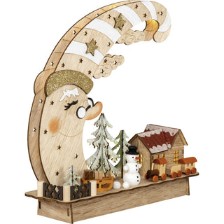 Farbiges Diorama aus Holz mit LED-Beleuchtung, batteriebetrieben und mit Timer. Das Diorama besteht aus einem schlummernden Mond auf einem Sockel. Auf dem Sockel befindet sich ein beleuchtete Haus, mit Winterbäumchen, Schneemann und Eisenbahn._2