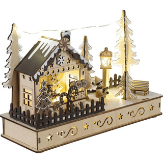 Ein hochwertig verarbeitetes LED Diorama "Weihnachtshaus" aus Holz. Am Rand eine hell erleuchtete Weihnachtsmarkthütte mit allerlei Naschereien im Angebot. Davor eine gedrechselte Kinderfigur mit einem Weihnachtsgeschenk in den Händen. Auch die Laterne ist mit einer LED Beleuchtung ausgestattet.&nbsp; Zwischen den Tannen leuchtet eine Lichterkette._2