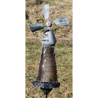 LED Solar‑Gartenstecker „Windmühle“ aus Metall mit drehendem Flügelrad, integrierter Solar‑LED‑Beleuchtung und einer Höhe von 94 cm, dekorativ im Garten platziert.
