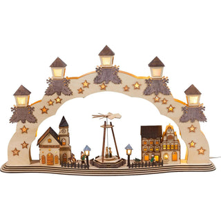 Mit satten 78 Zentimetern Breite und einer ebenso stattlichen Höhe von 47 Zentimetern macht er an großen Fenstern eine gute Figur. Insgesamt 17 LEDs beleuchten die winterliche Szene. Beleuchtet ist der Bogen mit fünf Laternen und eingefrästen Sternen, die kunstvoll gearbeitete Kirche und die Stadthäuser, sowie die beiden Straßenlaternen. Auf der elektrisch&nbsp;betriebenen Pyramide drehen sich drei Sänger. Drei gedrechselte Figuren beleben das bunte Treiben. 