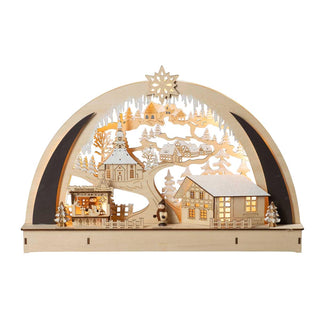 Das Motiv "Blick auf Seiffen" zeigt die idyllische Landschaft des Erzgebirges mit der Seiffener Kirche im Hintergrund. Vorne auf dem Lichterbogen zu sehen, ist ein kleiner Weihnachtsmarktstand mit einem Spielzeugverkäufer.