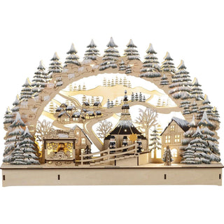 LED-Lichterbogen ‚Dorf Seiffen‘ aus Holz, 45 cm breit, zeigt ein winterliches Dorf mit Kirche, Bäckerei, Schneemännern und verschneiten Tannen, beleuchtet durch integrierte LEDs – geeignet für Batteriebetrieb mit Trafo und Timer.
