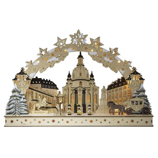 Der 3D Lichterbogen "Dresdener Altstadt" besteht aus hochwertigem Holz und ist mit einer aufwendigen LED Beleuchtung ausgestattet. Namhafte Gebäude wie der Zwinger, die Frauenkirche oder das Dresdner Schloss zieren den Schwibbogen. Hübsch anzusehen sind auch die drei gedrechselten Kurrende-Figuren neben einer beleuchteten Laterne im Vordergrund._1