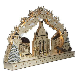 Der 3D Lichterbogen "Dresdener Altstadt" besteht aus hochwertigem Holz und ist mit einer aufwendigen LED Beleuchtung ausgestattet. Namhafte Gebäude wie der Zwinger, die Frauenkirche oder das Dresdner Schloss zieren den Schwibbogen. Hübsch anzusehen sind auch die drei gedrechselten Kurrende-Figuren neben einer beleuchteten Laterne im Vordergrund._2